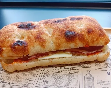 FOCACIA poulet, cheddar, bacon, oignons rouges