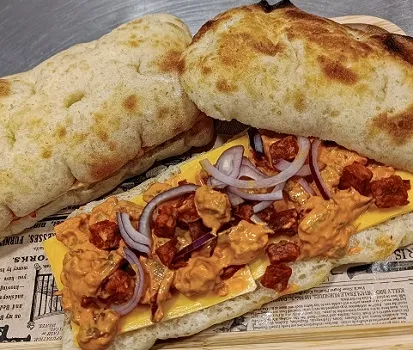 FOCACIA chorizo, poulet, cheddar, sauce poivron rouge