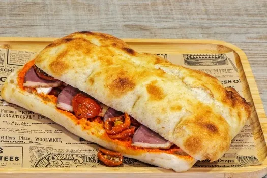 FOCACIA pesto, artichaut, tomates confites, chèvre affiné