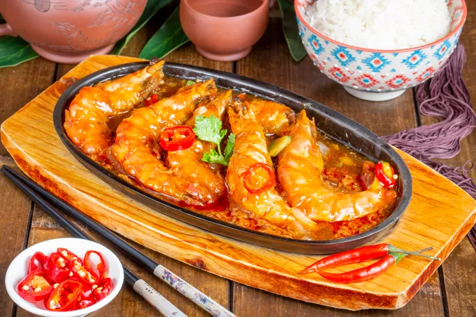 320.RIZ GAMBAS A LA SAUCE  XO &#40;SAUCE FRUITS DE MER&#41; SUR PLAQUE CHAUFFANTE