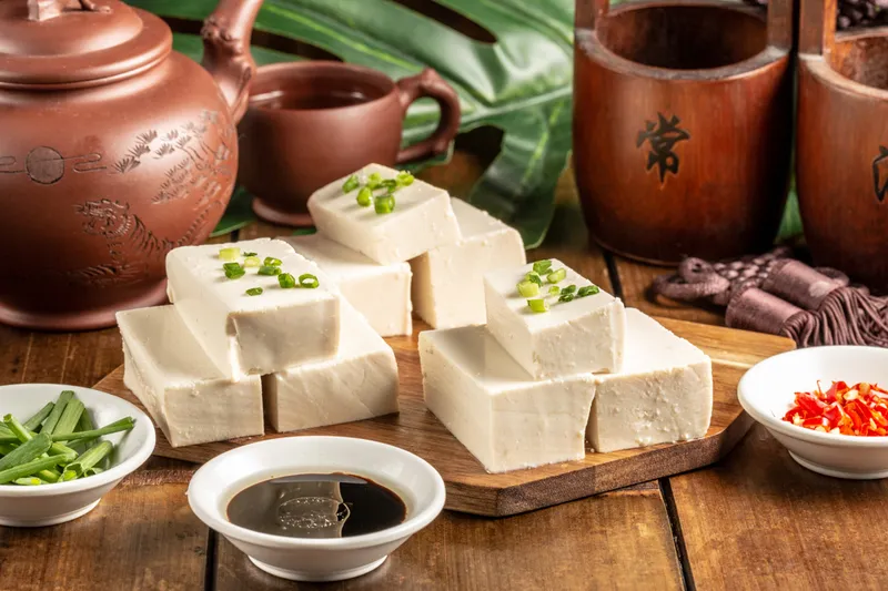 934.&#34;TOFU&#34; A LA SAUCE DE SOJA CUIT A LA VAPEUR