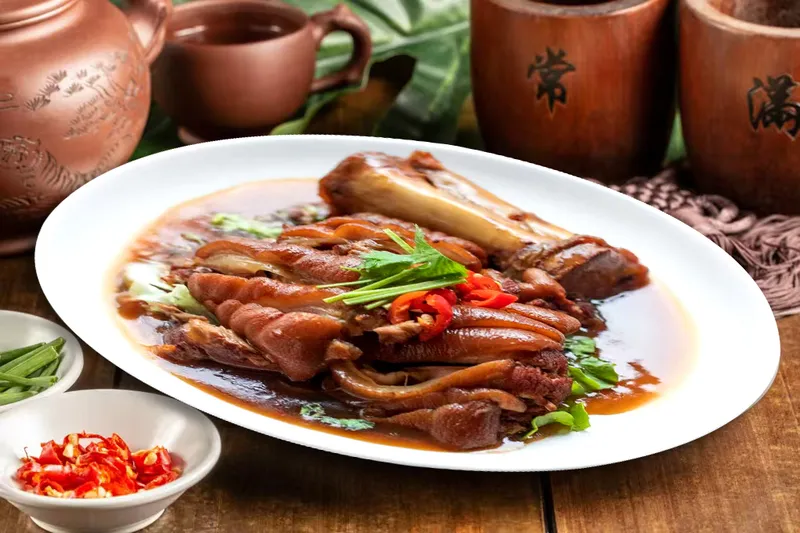 940.JARRET DE PORC DONGPO BRAISE