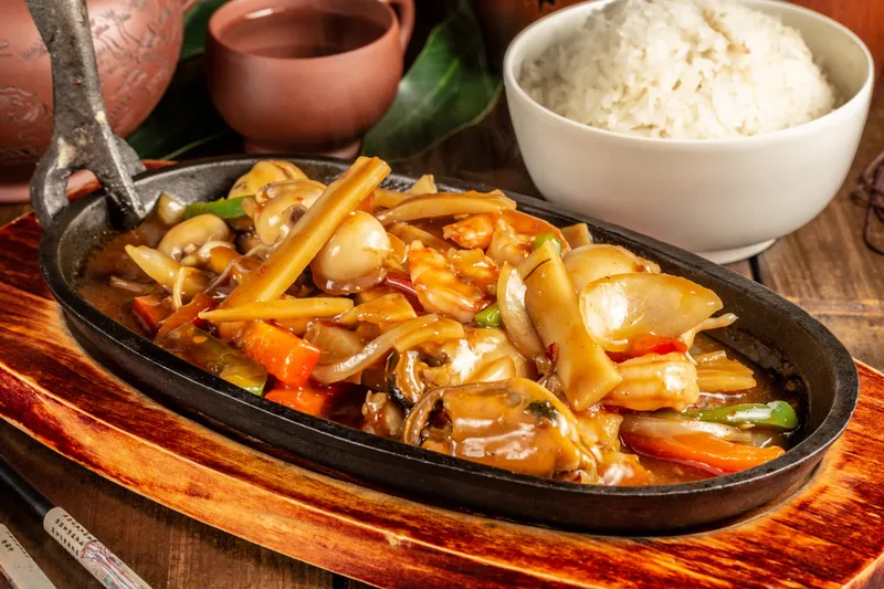 89.RIZ FRUITS DE MER A LA SAUCE XO &#40;SAUCE FRUITS DE MER&#41; SUR PLAQUE CHAUFFANTE