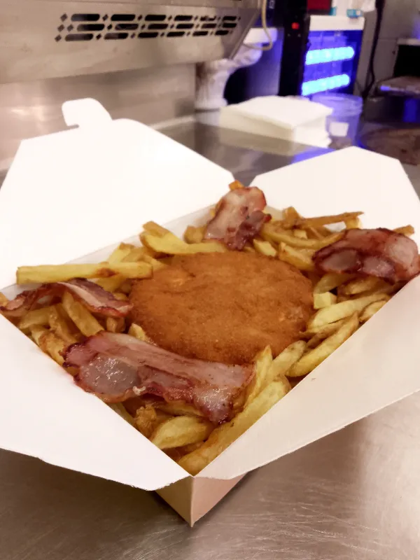 Camembert Frit MAISON &#40;250g&#41; / Poitrine snackée + Frites Maison