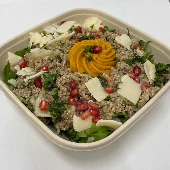 Salade de quinoa au thon, houmous de carotte et légumes de saison