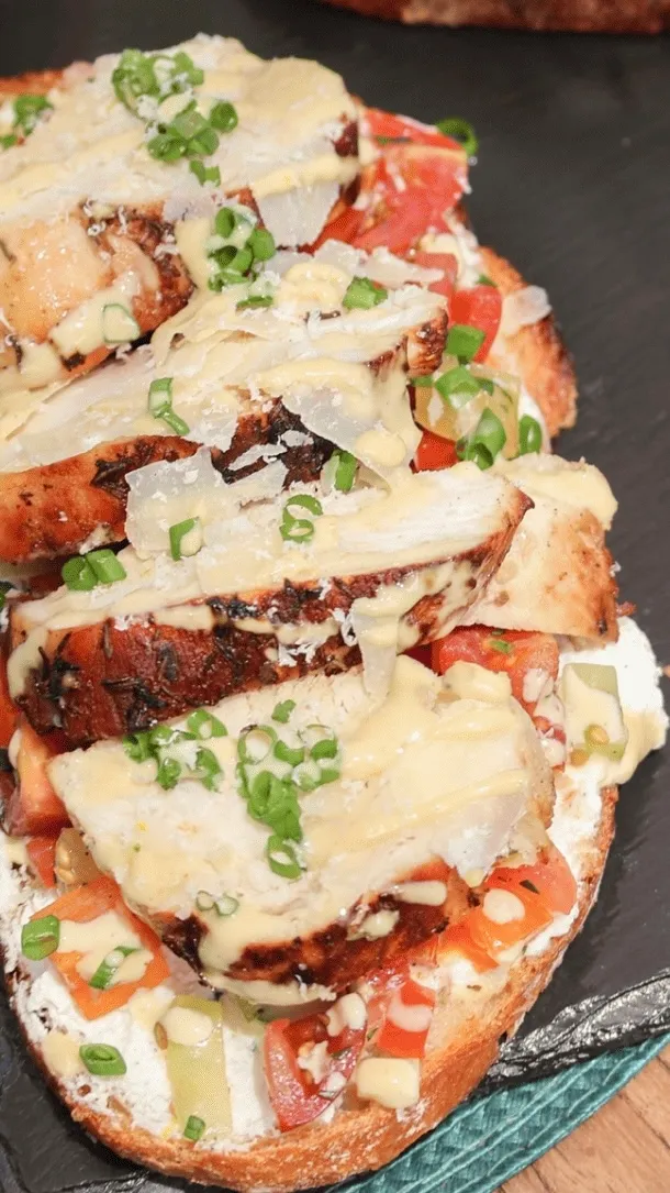 BRUSCHETTA - POULET PARMESAN