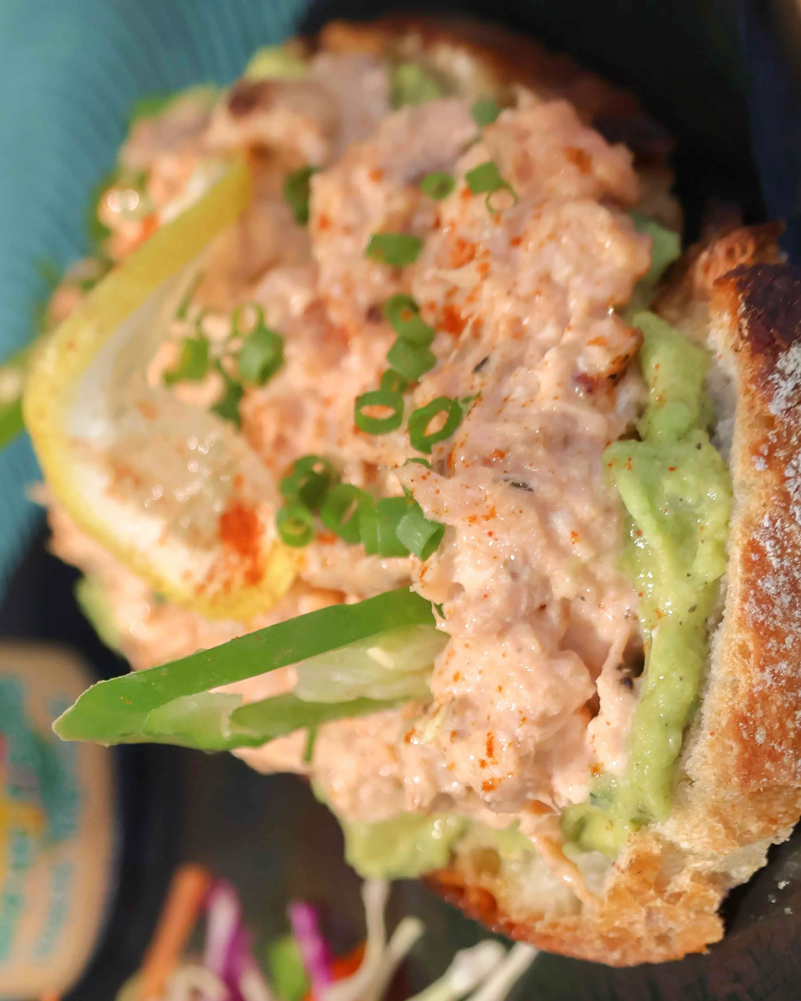 BRUSCHETTA SAUMON ÉPICÉ &  AVOCAT