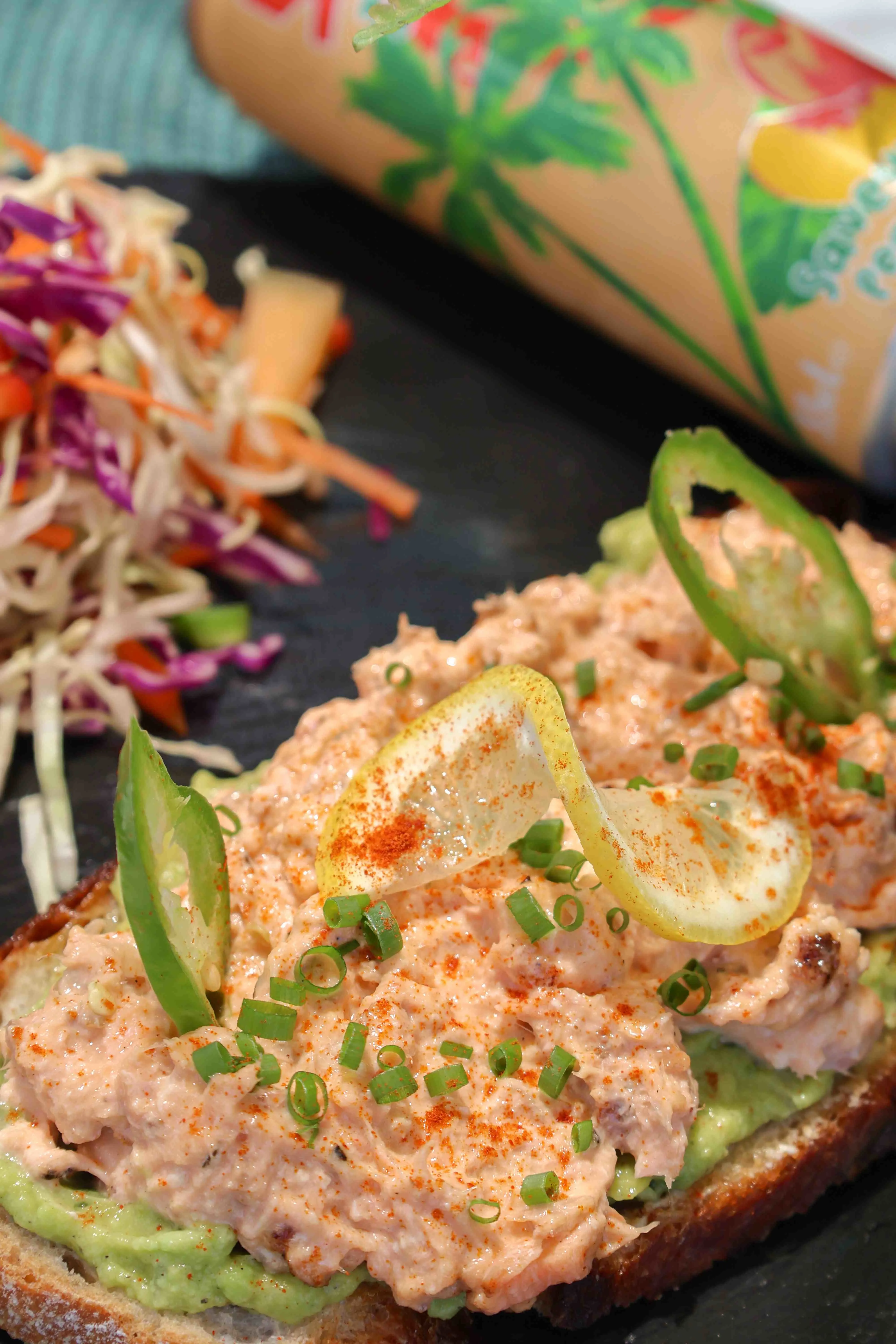 BRUSCHETTA SAUMON ÉPICÉ & AVOCAT