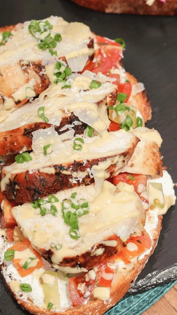 BRUSCHETTA POULET PARMESAN