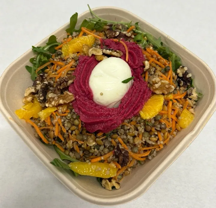 Salade de lentille, épeautre et quinoa, œuf poché, houmous de betterave, riquette et noix