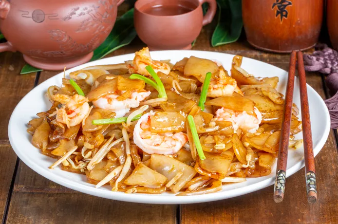 515. PÂTES DE RIZ SAUTEES AUX CREVETTES FACON CHINOISE