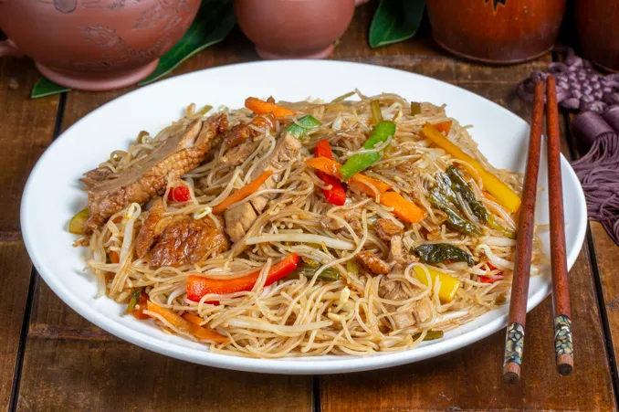 995. VERMICELLES DE RIZ SAUTES AU CANARD ET AUX LEGUMES SALES