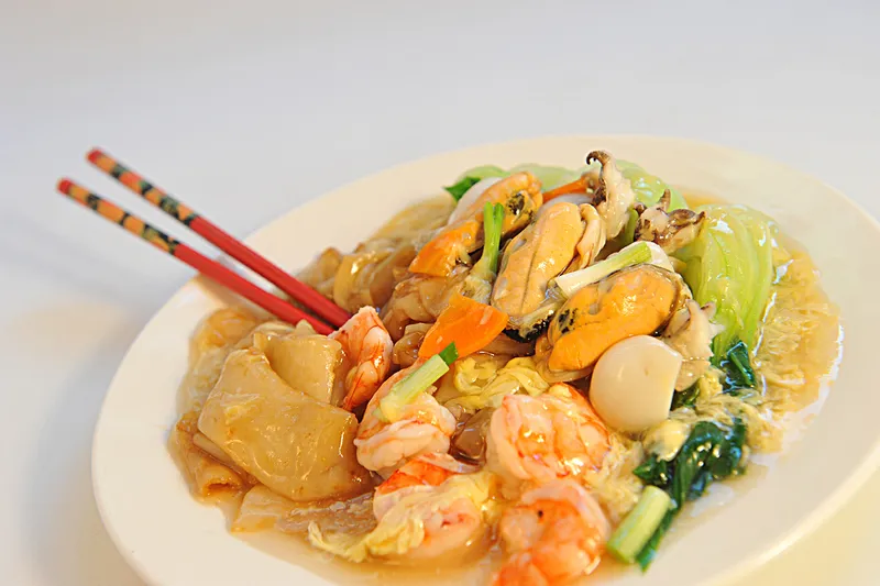 518. PÂTES DE RIZ AUX FRUITS DE MER SAUCE AUX OEUFS