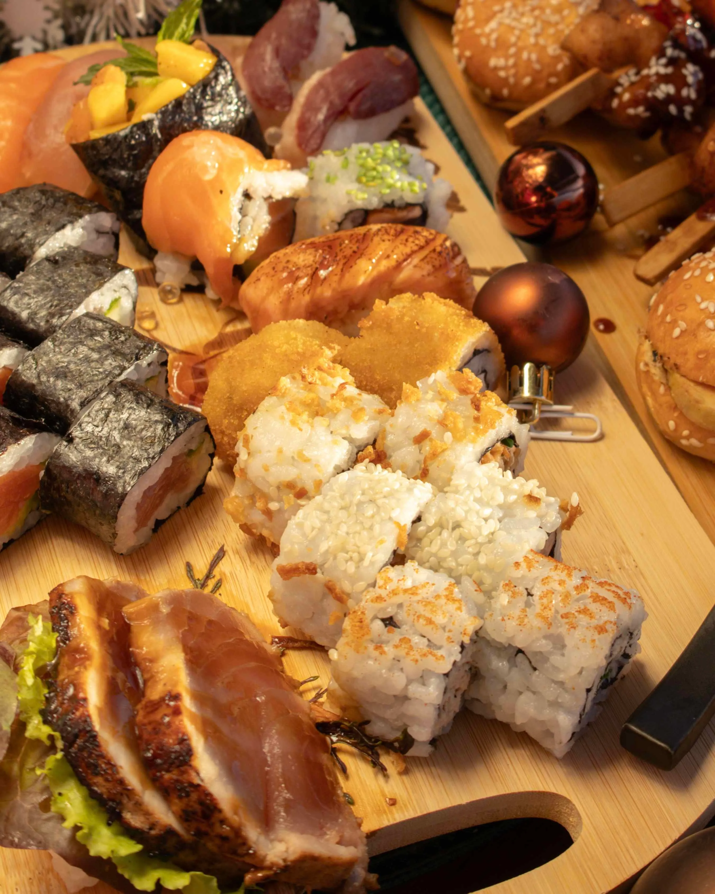 PLATEAU SUSH’ILE DE FÊTE &#40;NOËL & NOUVEL AN&#41; / 28 PCS