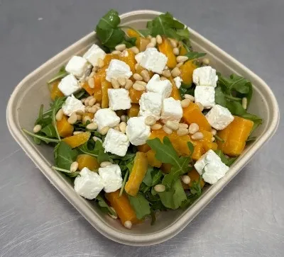 Salade butternut, quinoa, fêta, pignons et roquette