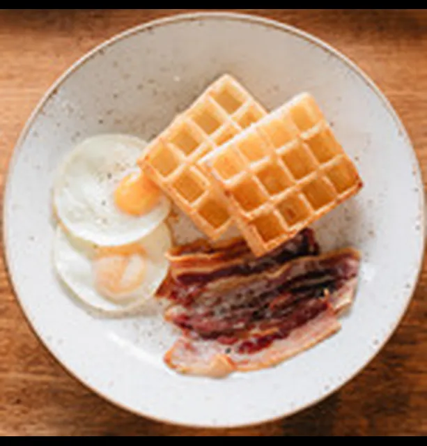 WAFFLE EGGS BACON MAPLE SYRUP 