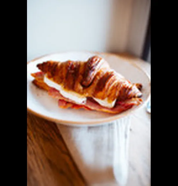 BACON GOAT CHEESE CROISSANT 