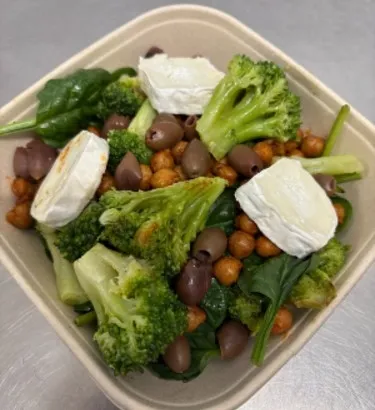 Salade pousse d'épinard, brocolis rôtis, pois chiche et bûche de chèvre