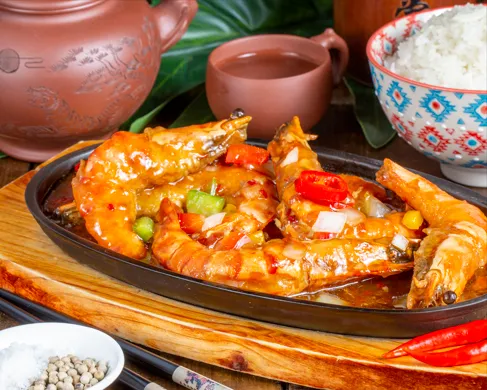 322.RIZ GAMBAS AVEC SAUCE SEL POIVRE SUR PLAQUE CHAUFFANTE