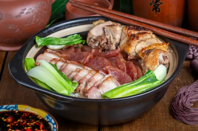 971.RIZ AVEC ASSORTIMENT DE BARBECUE (SAUCISSE CHINOISE,LARD ET CANARD)