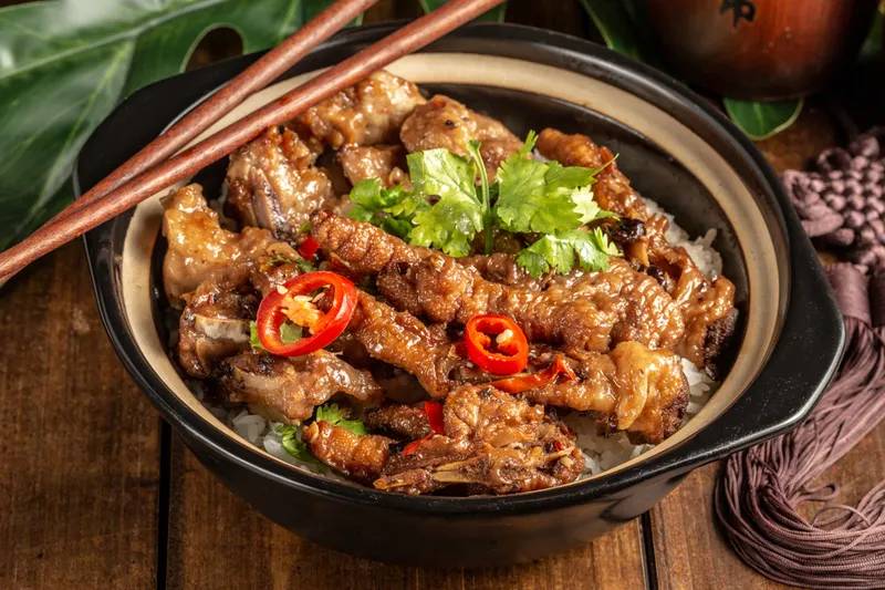 972.RIZ AVEC PATTES DE POULET ET TRAVERS DE PORC