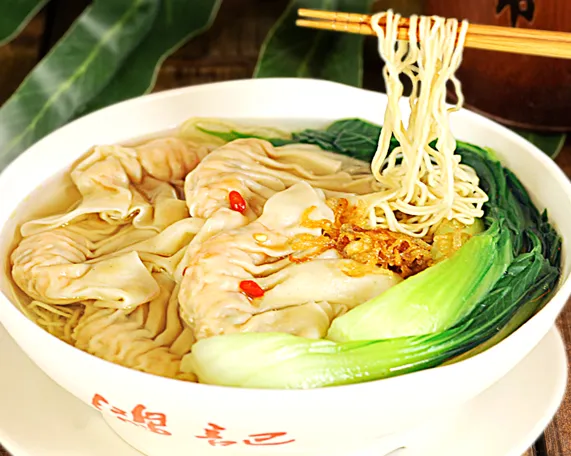 9120. POTAGE DE NOUILLES ET RAVIOLIS AUX CREVETTES