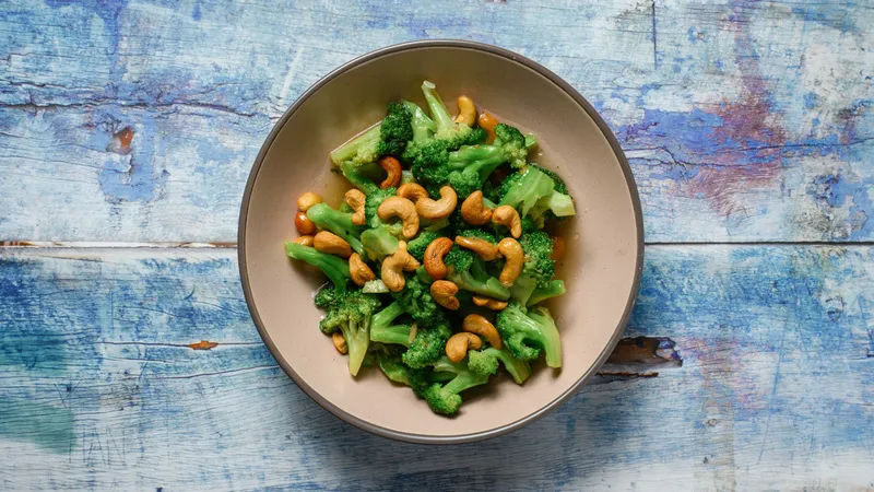 V03 BROCCOLI WITH CASHEWS