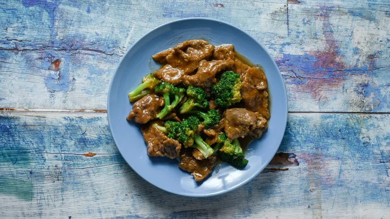 B05 OYSTER BEEF WITH BROCCOLI