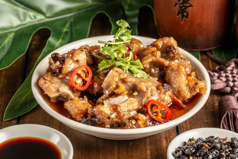 808.TRAVERS DE PORC A LA VAPEUR SAUCE HARICOTS NOIRS