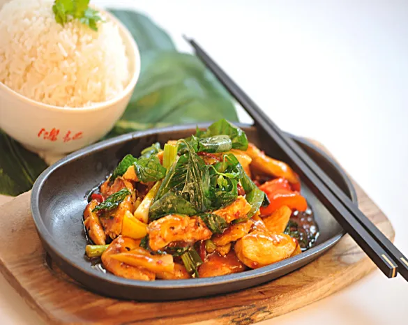 9205.RIZ POULET SAUTE AU BASILIC SUR PLAQUE CHAUFFANTE