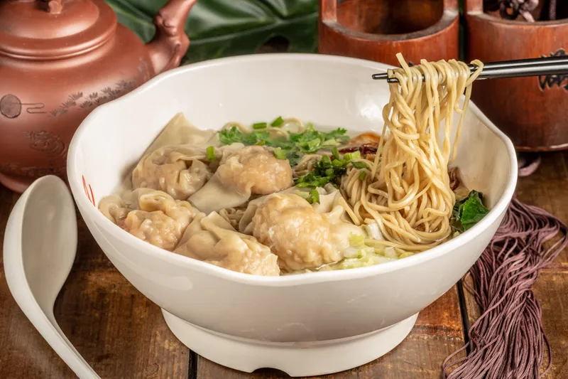 9122. POTAGE DE NOUILLES  ET "WONTONS" AU PORC ET AUX CREVETTES