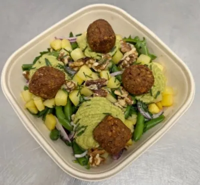 Salade haricots verts, falafels, pommes de terre cubes et cerneaux de noix