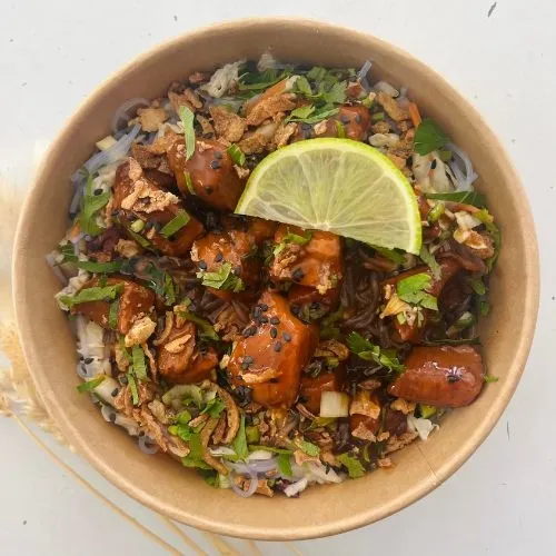 POULET LAQUÉ À L’ORANGE & SÉSAMES 