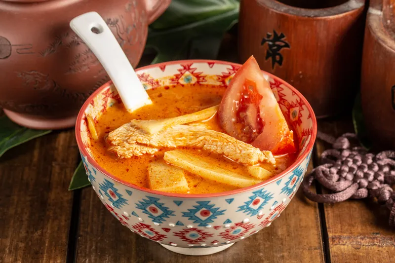 15.SOUPE TOM KARKAI PIQUANT  (POULET AVEC LAIT DE COCO)