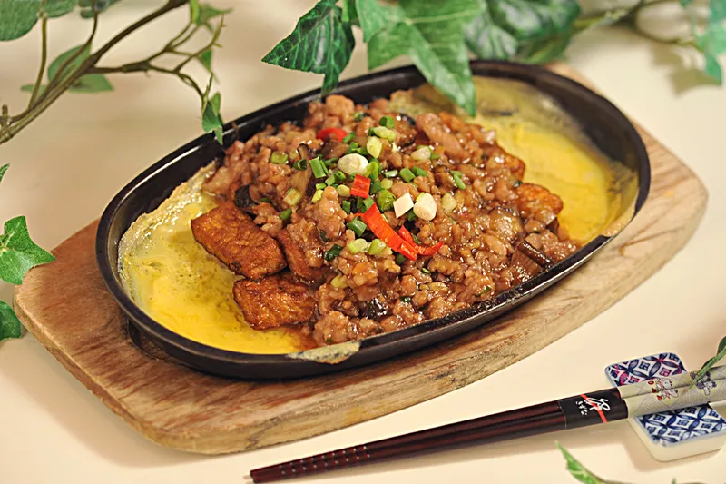 313.TOFU AVEC VIANDE HACHEE ET POISSON SALE AUX OEUFS SUR PLAQUE CHAUFFANTE