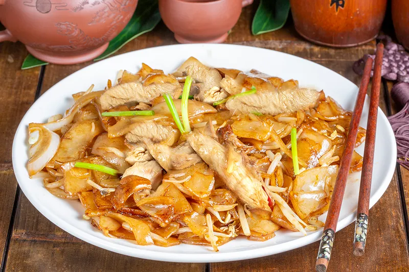 512. PÂTES DE RIZ SAUTEES AU POULET FACON CHINOISE