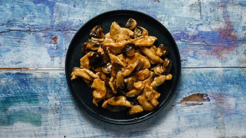 C09 STIR FRY CHICKEN WITH MUSHROOMS