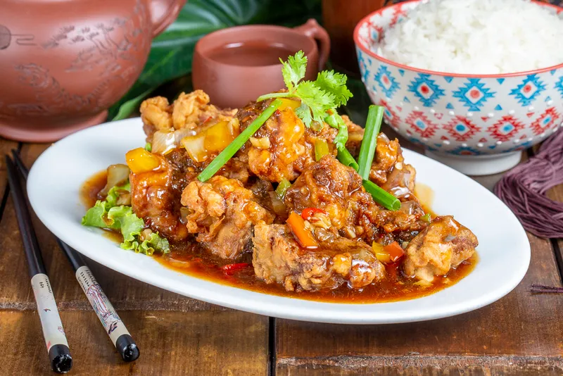 67.RIZ TRAVERS DE PORC AVEC SAUCE AU SEL ET POIVRE