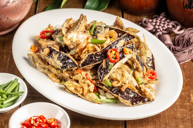 9200.AUBERGINE ET PETIT CREVETTE SECHEE AU SEL ET POIVRE