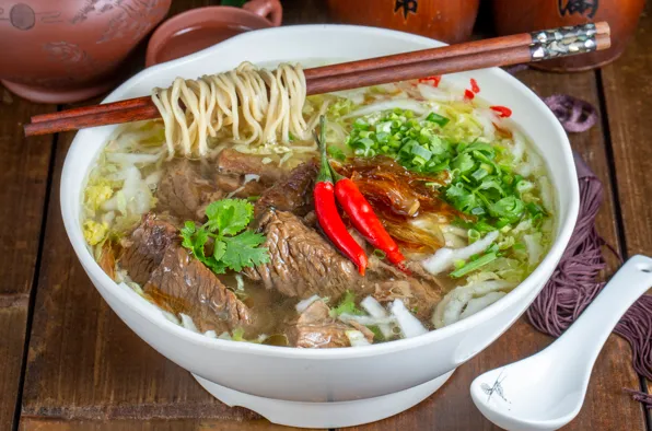 9111. POTAGE DE NOUILLES AU BOUILLI DE BOEUF