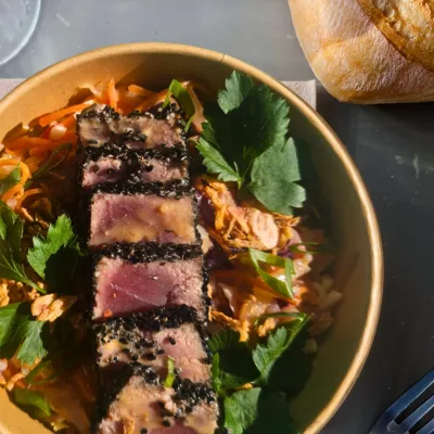 TATAKI DE THON AU SÉSAME & WOK PARFUMÉ 