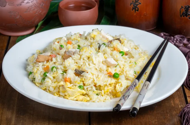 976.RIZ SAUTE AU POULET ET AU POISSON SALE