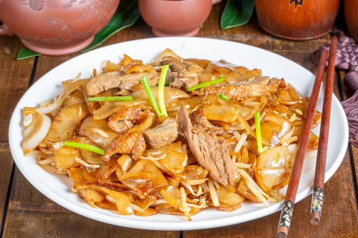 514. PÂTES DE RIZ SAUTEES AU CANARD FACON CHINOISE
