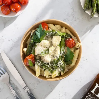 SUPRÊME DE POULET, INFUSION DE PARMESAN ET ASPERGES & PENNE