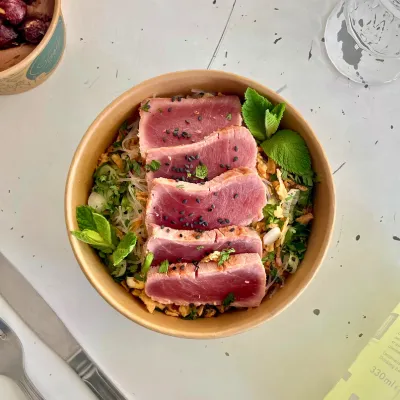 TATAKI DE THON  & WOK DE VERMICELLES DE SOJA AUX LÉGUMES CROQUANTS 