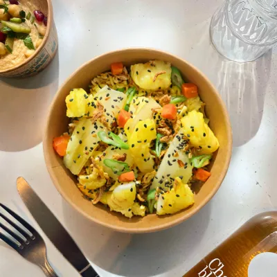 RIZ SAUTÉ AUX CREVETTES GINGEMBRE, CITRON VERT & ŒUF BROUILLÉS 