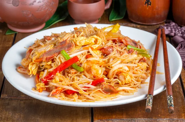 996. VERMICELLES DE RIZ SAUTES FACON XIAMEN (PORC,CREVETTES ET LEGUMES)