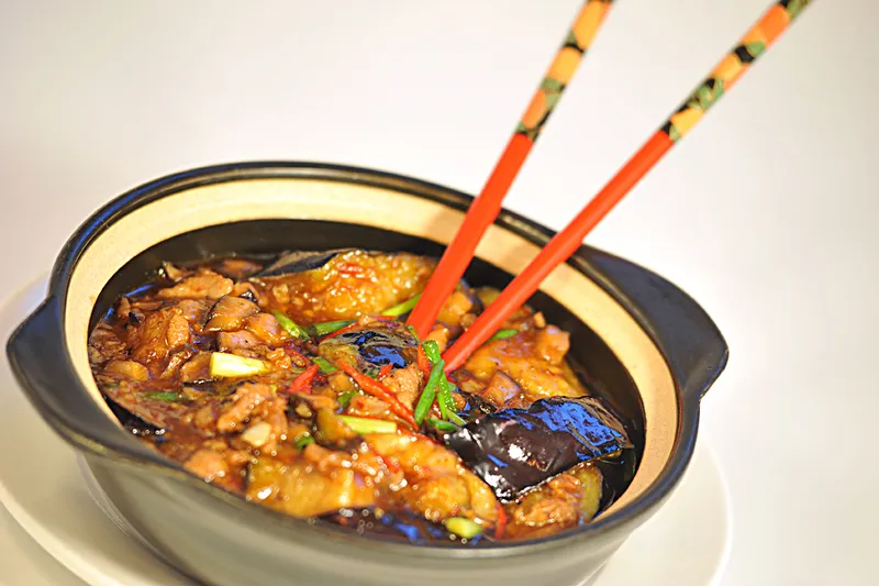 959.AUBERGINE AU POISSON SALE ET PORC HACHEE