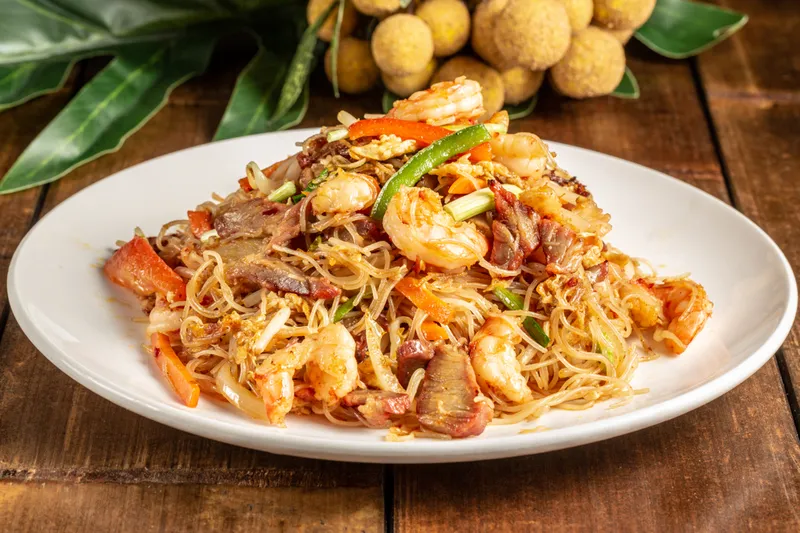 511. VERMICELLES DE RIZ SAUTES FACON SINGAPOUR (PORC CHASIU,CREVETTE ET LEGUMES)