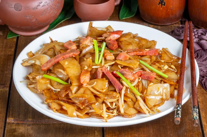 992. PÂTES DE RIZ SAUTEES AU PORC "CHASIU"